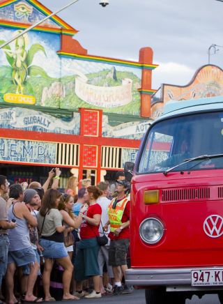 Nimbin MardiGrass Festival에서 Kombi 퍼레이드를 즐기는 군중, Nimbin